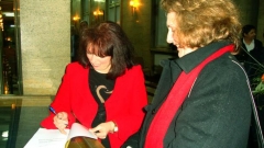 Доц. Кьосева /вляво/ дава автографи на премиерата на книгата.